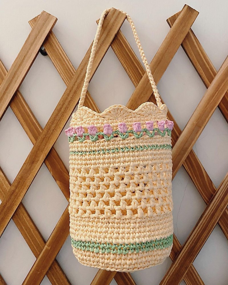 鬱金香拉菲草鏤空水桶包 - 手提包/手提袋 - 其他材質 