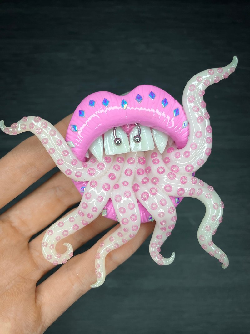 Brooch. Pink liks with white tentacles. - 胸針 - 黏土 