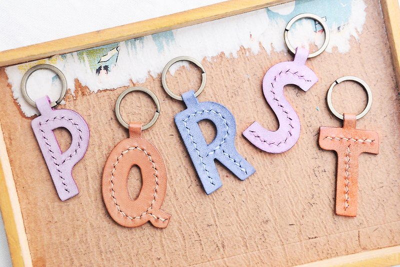 [Initial P｜Q｜R｜S｜T English letter keychain—white wax leather set｜WW] Well-stitched leather material bag, hand-wrapped, Wax leather keychain, key ring, simple and practical Italian leather, vegetable tanned leather, leather DIY - เครื่องหนัง - หนังแท้ สีม่วง