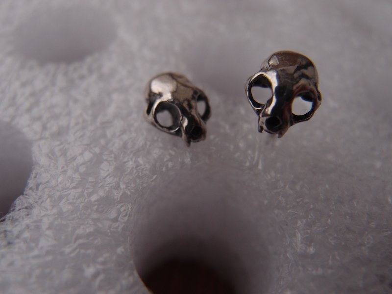 Gothic style sterling silver stud earrings with cat skull - ต่างหู - เงินแท้ สีเงิน