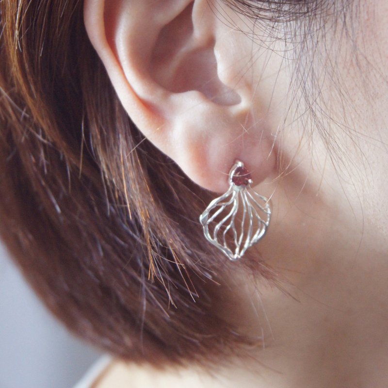 Petals of orchids endemic to Grandma Orchid Island in Taiwan - Earrings & Clip-ons - Silver Purple