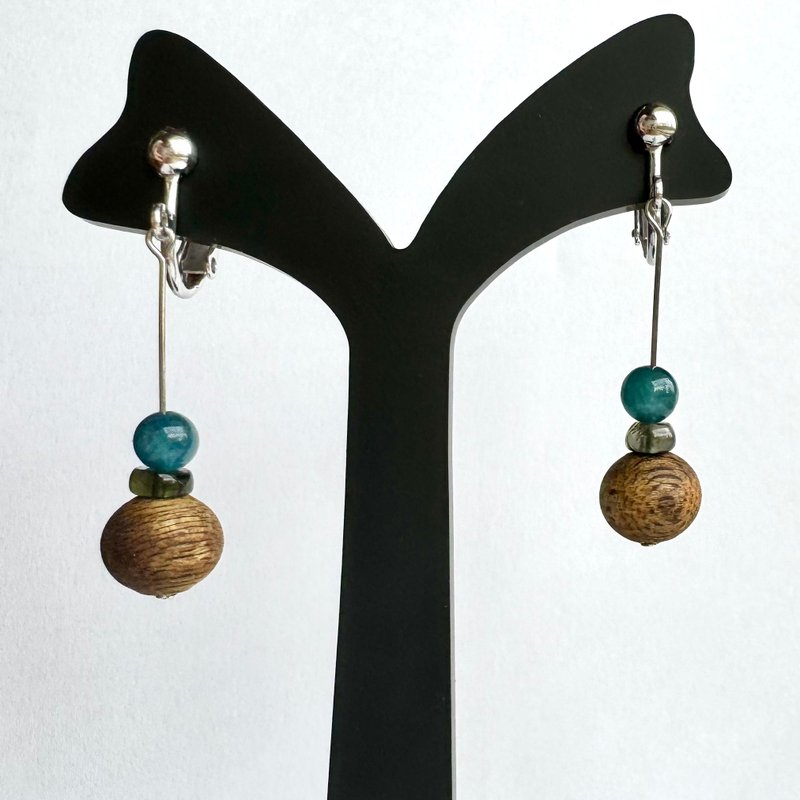 Agarwood Kyara earrings, with gold ear pins, one pair. - Earrings & Clip-ons - Wood 