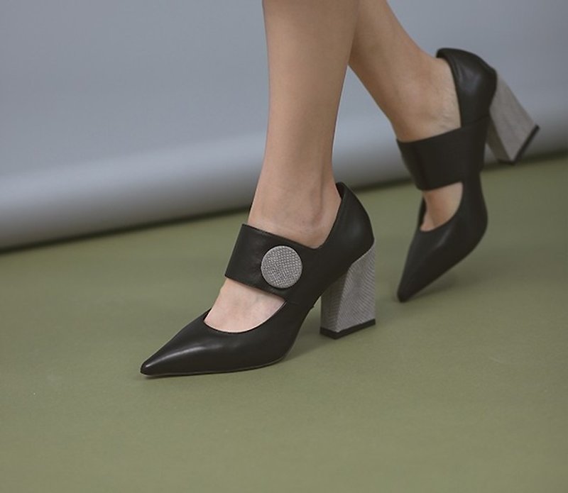 Vintage modern round buckle decorative leather pointed shoes gray black - รองเท้าส้นสูง - หนังแท้ สีดำ