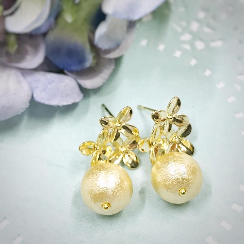 [Atelier A.] Summer Campaign Japanese cotton beads small gold earrings - Earrings & Clip-ons - Other Metals 