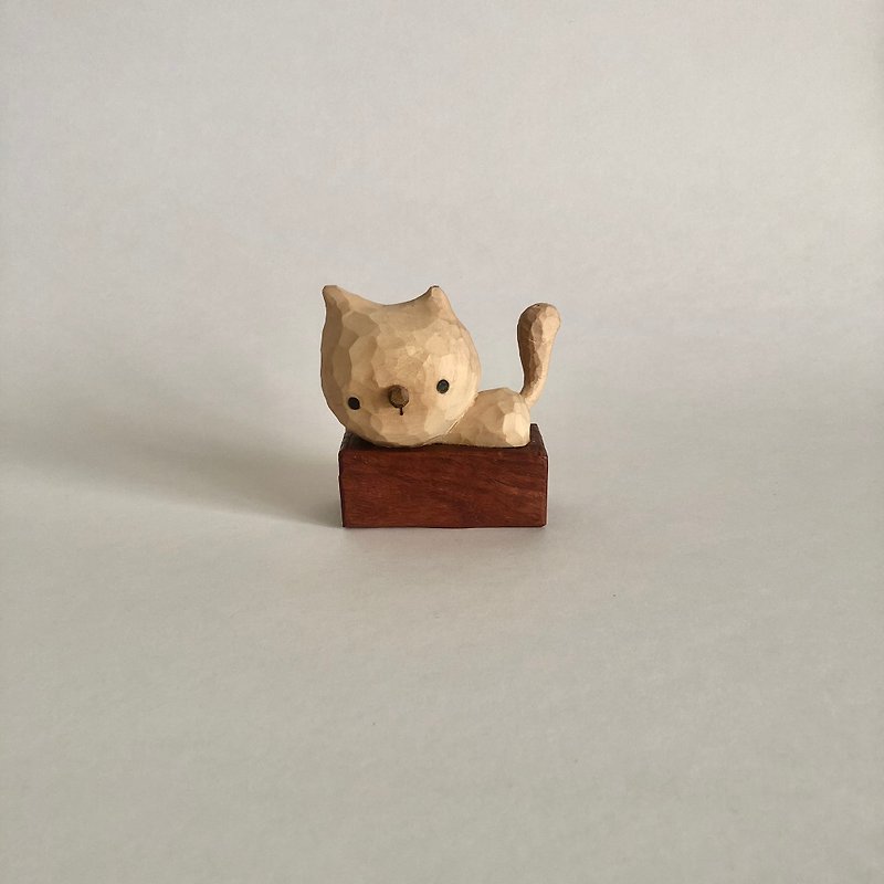 クリーム猫の木彫り - 置物 - 木製 ブラウン