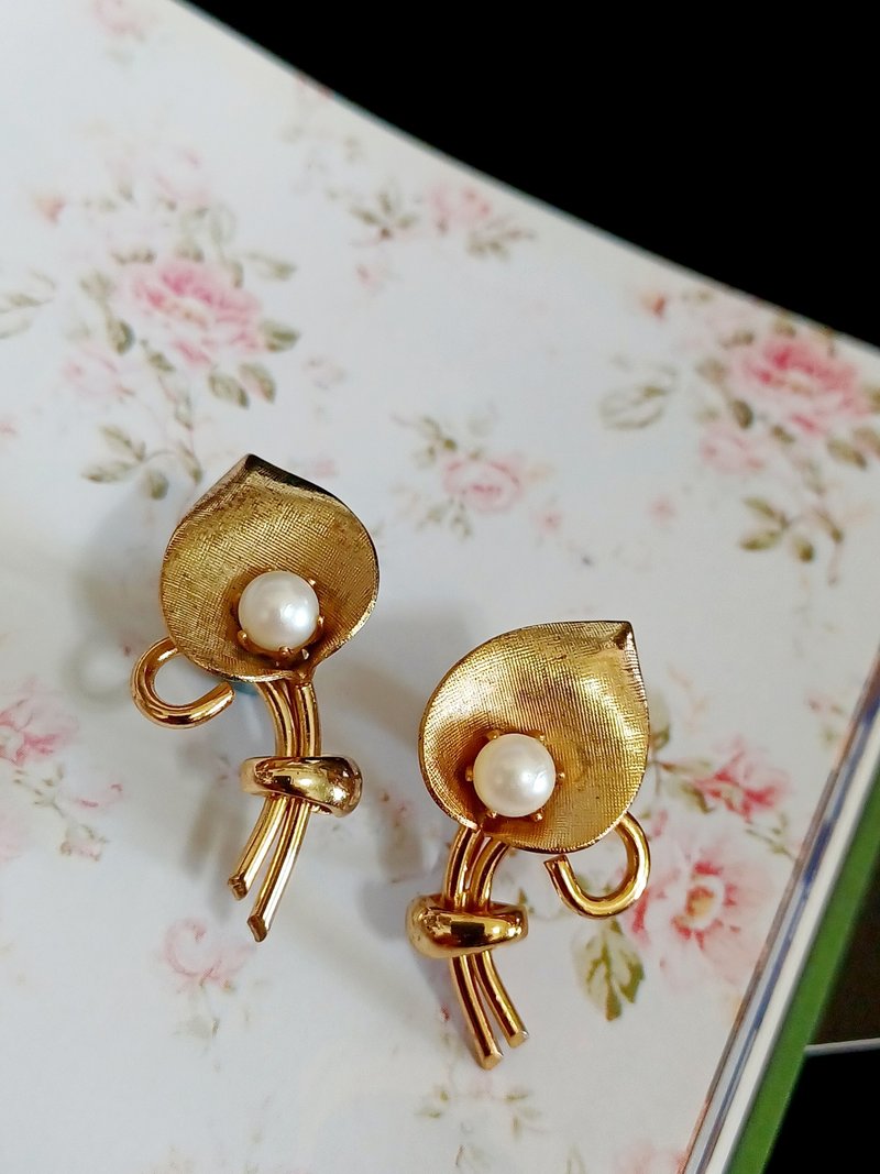 vintage jewelry  典雅立體珍珠海芋 夾式耳環 - 耳環/耳夾/耳骨夾 - 其他金屬 