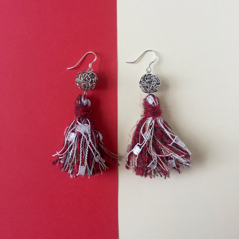 Handmade tassel earrings  |  Spring & Summer  |  Vivid red - ต่างหู - วัสดุอื่นๆ สีแดง