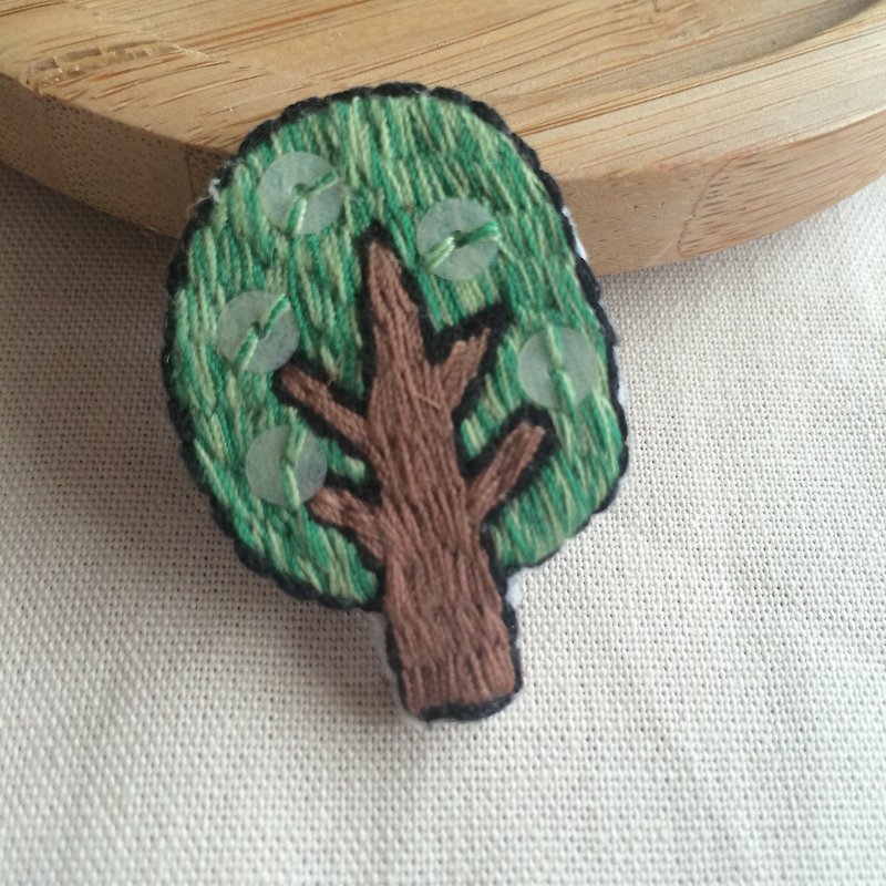C'est trop Mignon \\ handmade embroidery embroidery * just a tree pin - Brooches - Thread Green