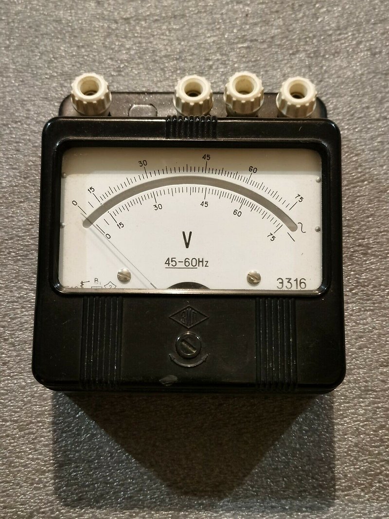 1967 Pointer Voltmeter AC DC USSR Soviet panel voltage meter 600V original - ของวางตกแต่ง - วัสดุอื่นๆ สีดำ