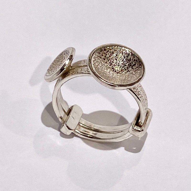 Sliding Origin Sterling Silver Ring - แหวนทั่วไป - เงินแท้ สีเงิน