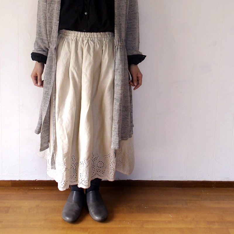 Linen 100% scalloped embroidery skirt ivory - เสื้อเชิ้ตผู้หญิง - ผ้าฝ้าย/ผ้าลินิน ขาว