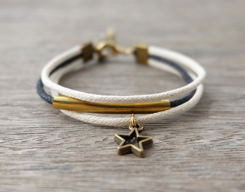 White/Black waxed cord bracelet with brass star - สร้อยข้อมือ - วัสดุอื่นๆ สีดำ