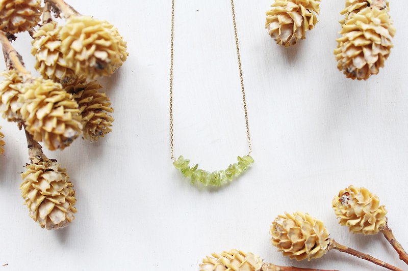 Classic irregular natural stone smile style olive Stone short necklace Peridot - Necklaces - Gemstone Green
