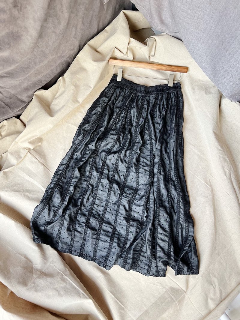 亮面光澤布 刺繡蕾絲大裙擺 伸縮腰 下身裙子半身裙ボトムスskirt - 裙子/長裙 - 棉．麻 黑色