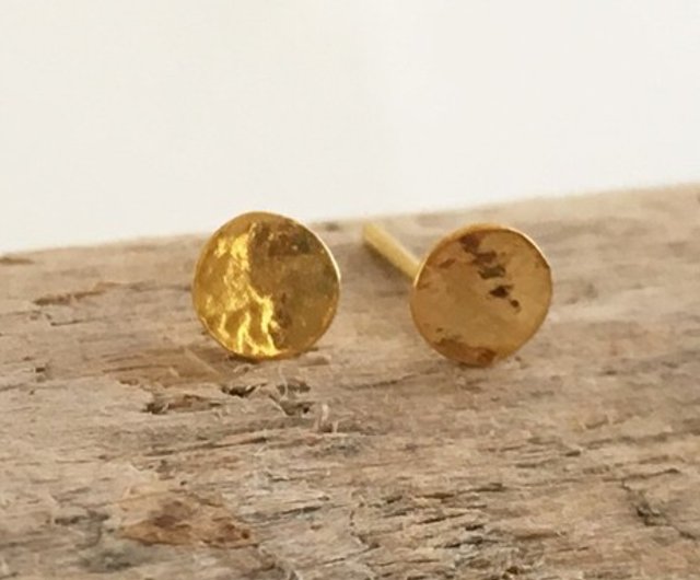 K24 Pure Gold Moon ◇小さな純金の満月◇スタッドピアス◇片耳分～ - ショップ Sae+Sumi Koru ピアス・イヤリング -  Pinkoi