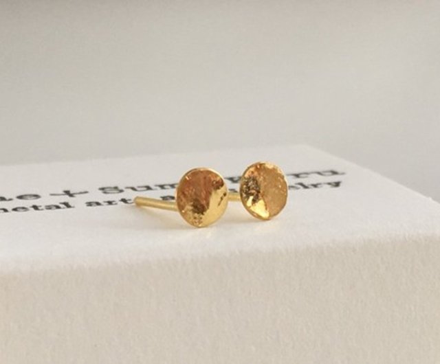 K24 Pure Gold Moon ◇小さな純金の満月◇スタッドピアス◇片耳分～ - ショップ Sae+Sumi Koru ピアス・イヤリング -  Pinkoi