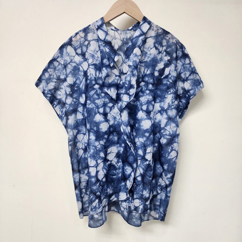 Blue Flower-Small stand-up collar wavy top (environmentally friendly digital printing) - เสื้อเชิ้ตผู้หญิง - ผ้าฝ้าย/ผ้าลินิน สีน้ำเงิน