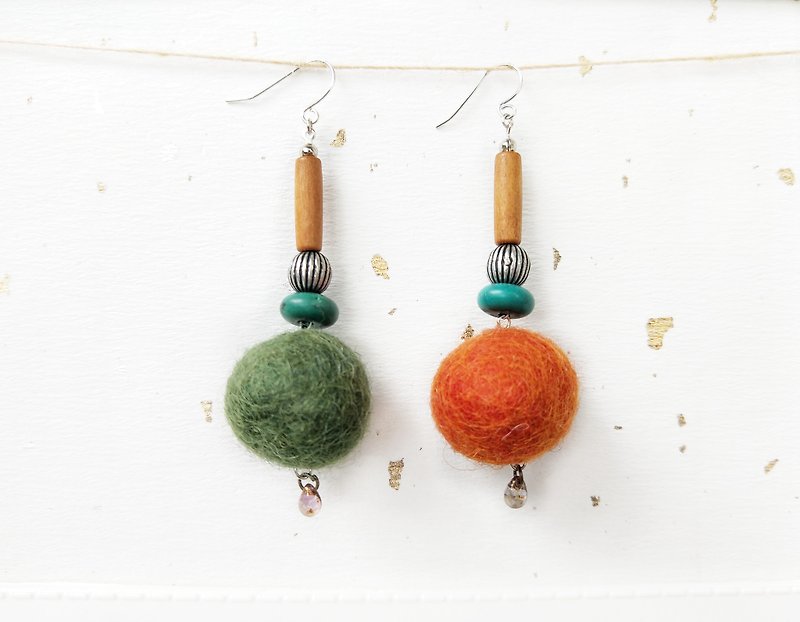 - Un Jess Cadeau - Christmas two-color autumn and winter wool felt ball player earrings - Earrings & Clip-ons - Wool Multicolor