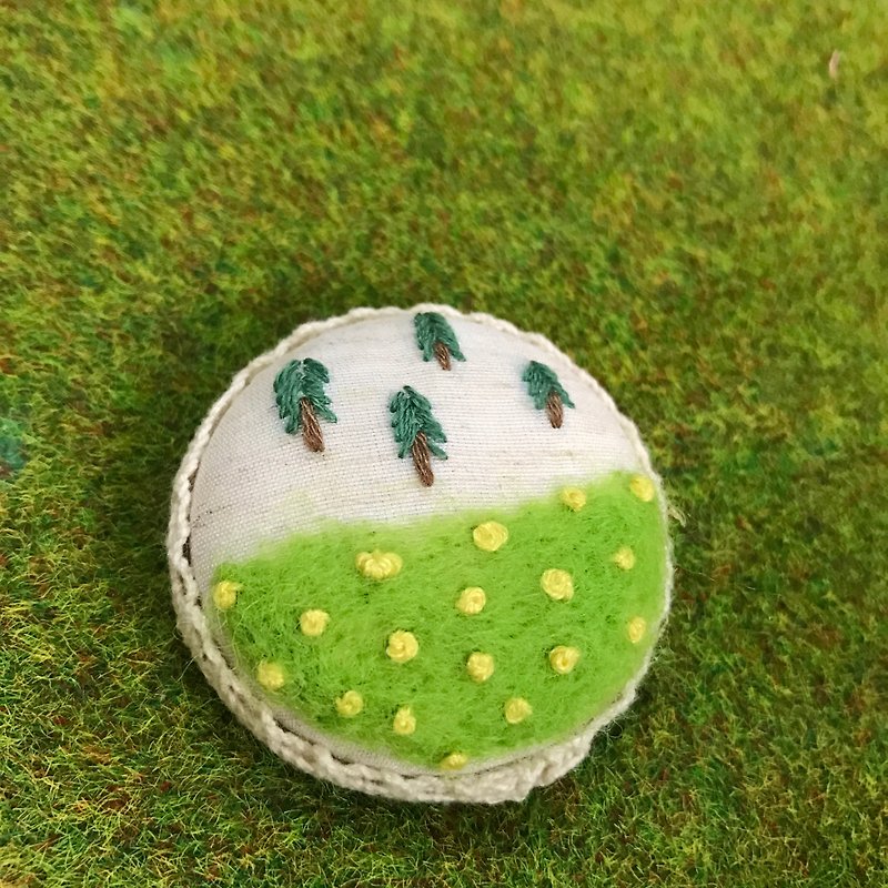 "Needle and thread time series" grass forest pin - เข็มกลัด - ผ้าฝ้าย/ผ้าลินิน สีเขียว
