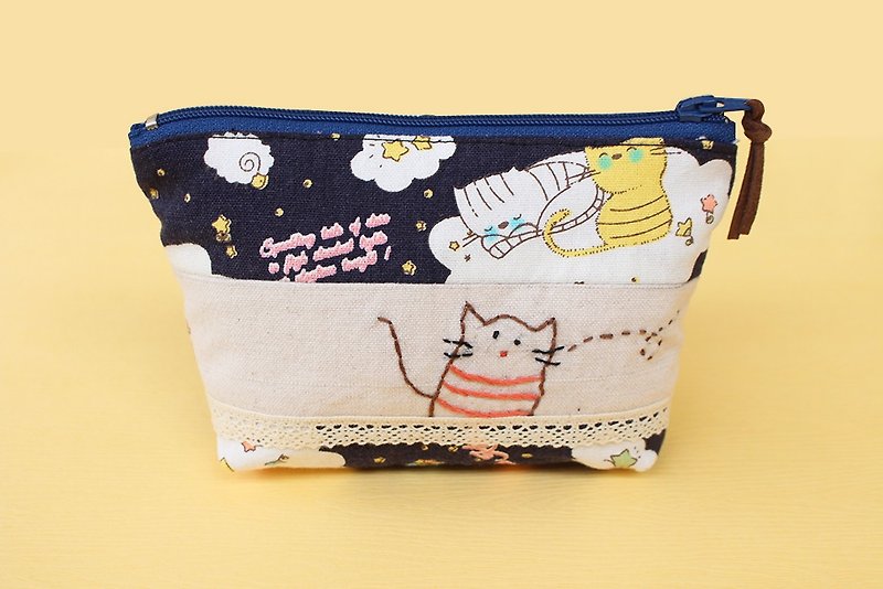 Hand embroidery hand-made kitty zipper cosmetic bag / purse admission package - กระเป๋าเครื่องสำอาง - ผ้าฝ้าย/ผ้าลินิน 