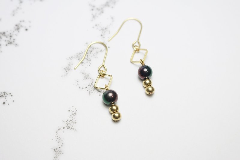 // Gradient light brass bead earrings dark green dark red // ve103 - ต่างหู - แก้ว หลากหลายสี