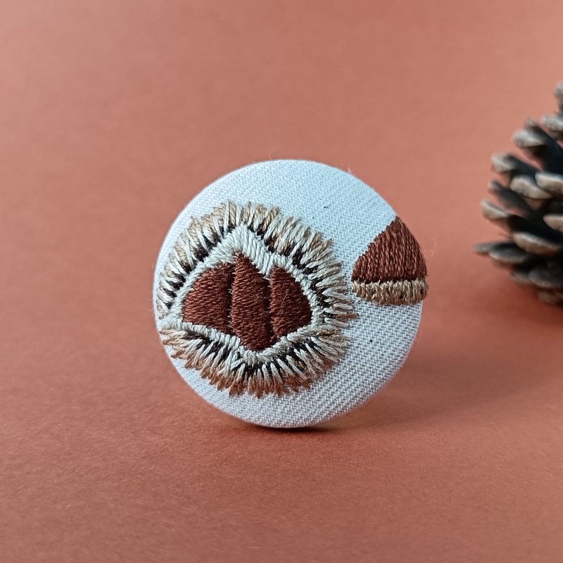 秋の味覚!栗の刺繍ブローチor刺繍ヘアゴム - 胸針 - 棉．麻 咖啡色