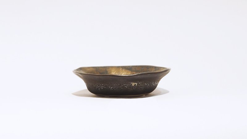 Hand-made Bronze Glazed Small Dish - จานและถาด - ดินเผา สีนำ้ตาล