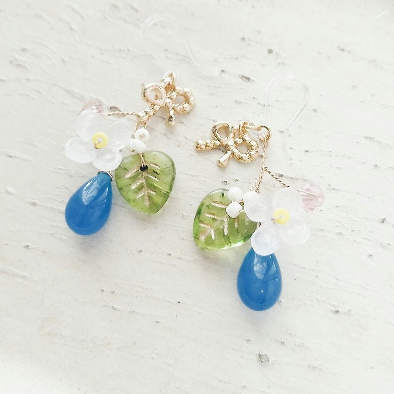 Beaded Braided Earrings Small Flower Fruit Aegean Sea Can Be Changed To Clip-on Style - ต่างหู - วัสดุอื่นๆ สีน้ำเงิน