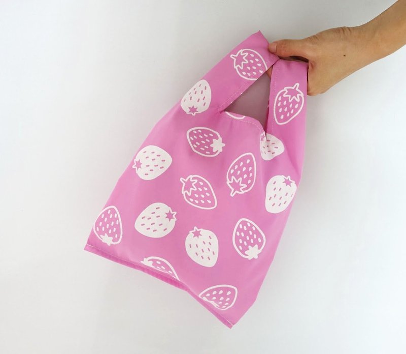 Eco-friendly small shopping bag beverage food bag strawberry - กระเป๋าถือ - วัสดุกันนำ้ สึชมพู