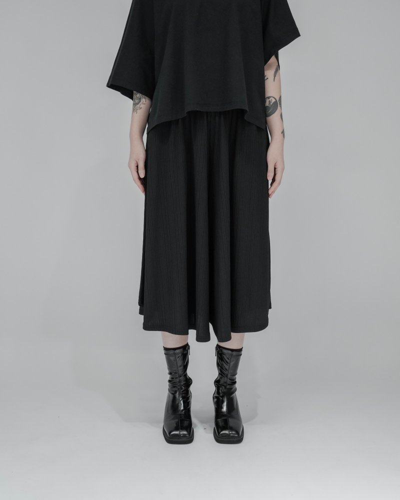 MUKK DESIGN 細坑條六分寬褲裙 - 女短褲/五分褲 - 聚酯纖維 黑色