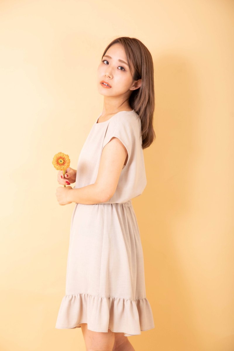 日本製　リネンライクフレンチスリーブワンピース ベージュ - 洋裝/連身裙 - 其他人造纖維 卡其色