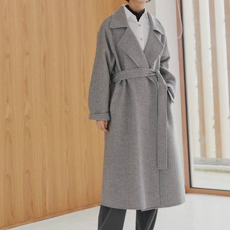 Miscellaneous gray heavy wool material minimalist belt coat Hepburn style classic long knee over large collar jacket - เสื้อสูท/เสื้อคลุมยาว - ขนแกะ สีเทา