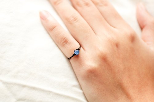 WORLD SMELLS DIFFERENT AFTERITRAINS 9月誕生石 - 4mm藍晶黑銅線指環 神秘 戒指