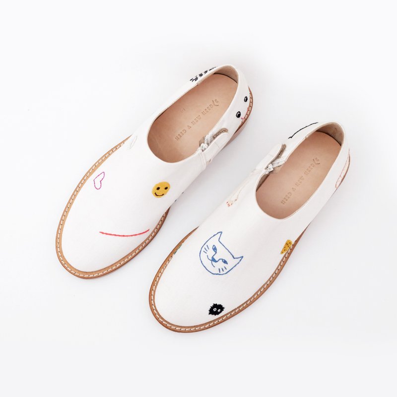 Smiley White Handcrafted Shoes - 女休閒鞋/帆布鞋 - 繡線 白色