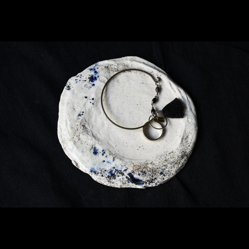 no25de_Beach rock wave crystal inlaid kaolin incense seat appreciation plate/snack plate - Plates & Trays - Pottery 