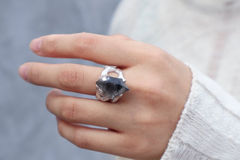 Raw Stone Beauty Shining Crystal Raw Stone Ore Silver Open Ring - General Rings - Sterling Silver Black