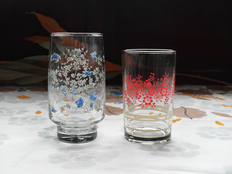 早期水杯-藍花白花與白籬笆小紅花 (舊物/老件/玻璃/圖花/裝飾) - 杯子 - 玻璃 多色