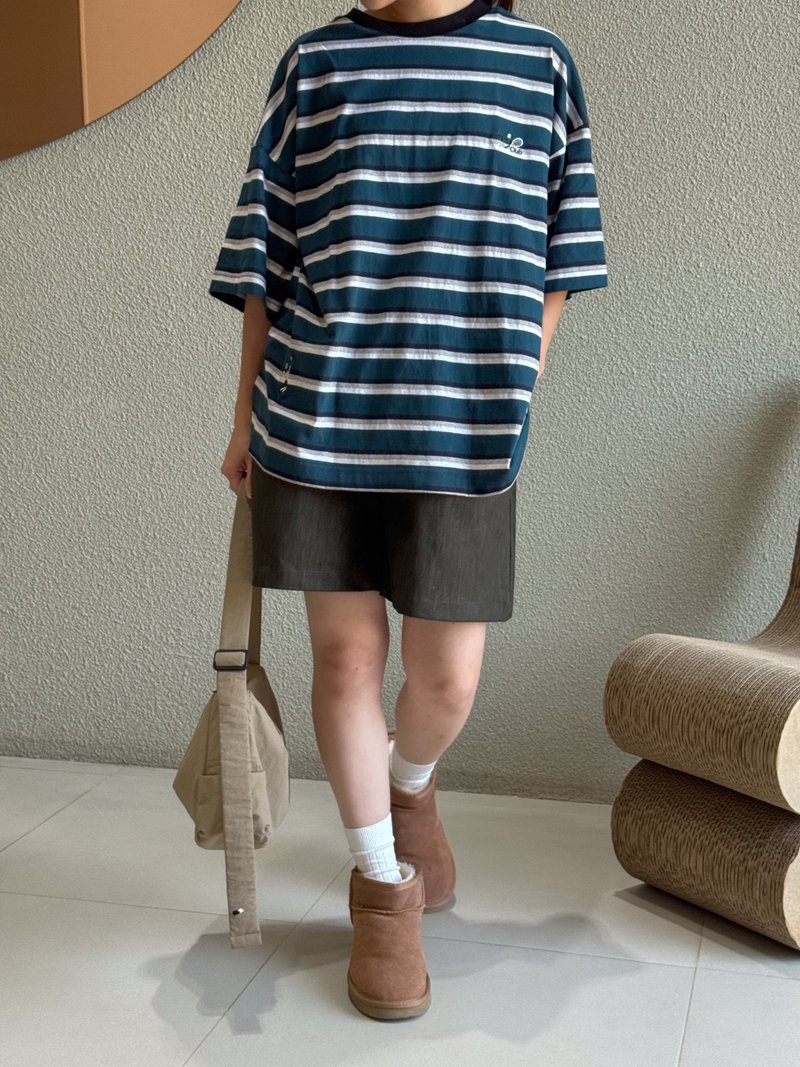 Urban Over Tee Stripe - Racket Club - เสื้อยืดผู้หญิง - ผ้าฝ้าย/ผ้าลินิน สีน้ำเงิน