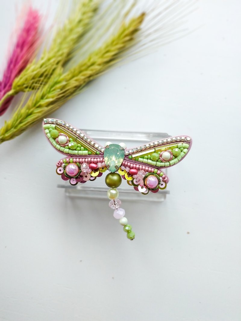 Embroidered dragonfly brooch with beads and sequins - เข็มกลัด/พิน - วัสดุอื่นๆ หลากหลายสี