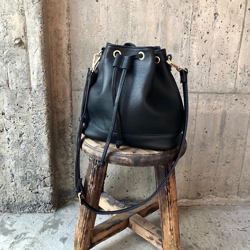 All-leather bucket bag Italian lychee pattern-straight black【LBT Pro】 - กระเป๋าแมสเซนเจอร์ - หนังแท้ สีดำ