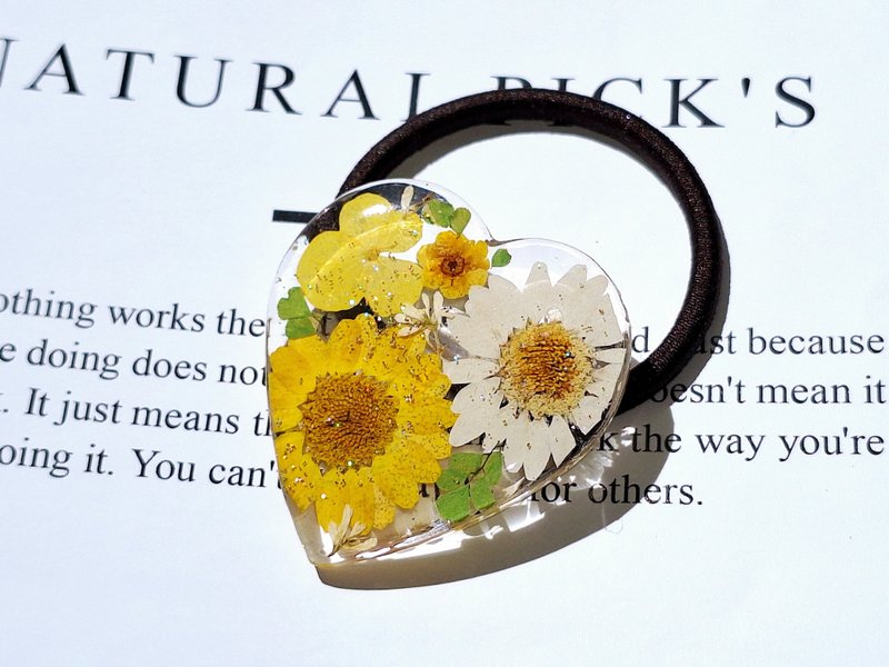 Handmade resin hair tie with real flowers, Ponytail holder, Hair elastics - เครื่องประดับผม - เรซิน หลากหลายสี