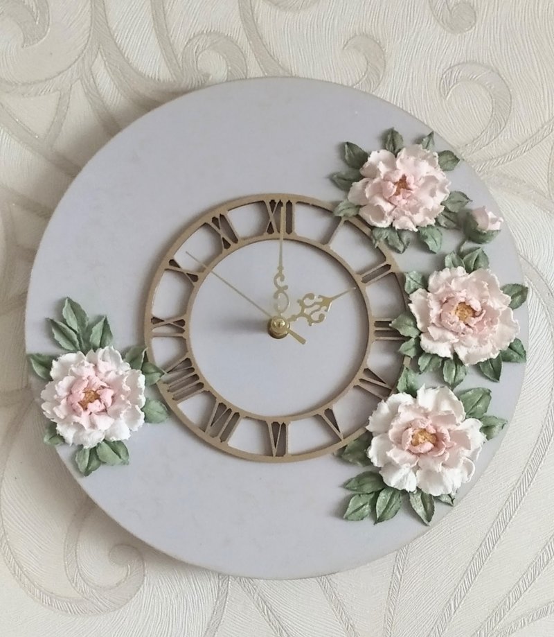 掛鐘 Nursery gray wall clock with white voluminous peonies Silent clock Girl gift - 兒童家具 - 木頭 灰色