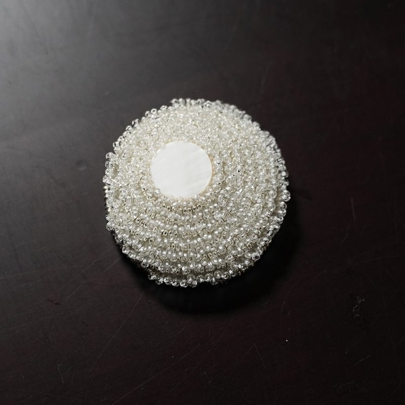 潮だまりの生き物たち2 ブローチ ビーズ刺繍　ホワイト - 胸針 - 塑膠 白色
