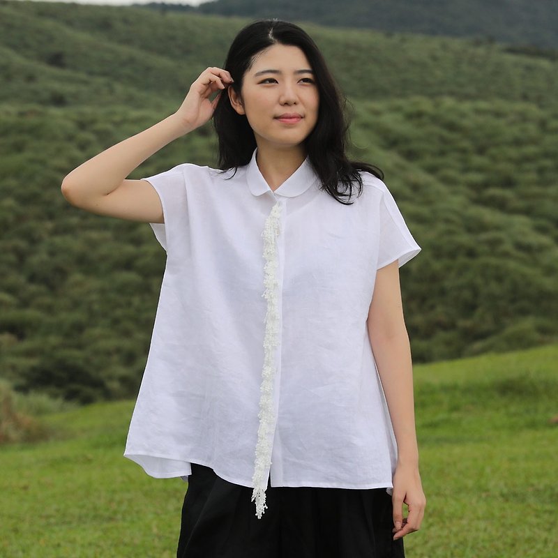 [Tap cloth for the streamer] white lace ramie shirt original design - เสื้อเชิ้ตผู้หญิง - ผ้าฝ้าย/ผ้าลินิน ขาว