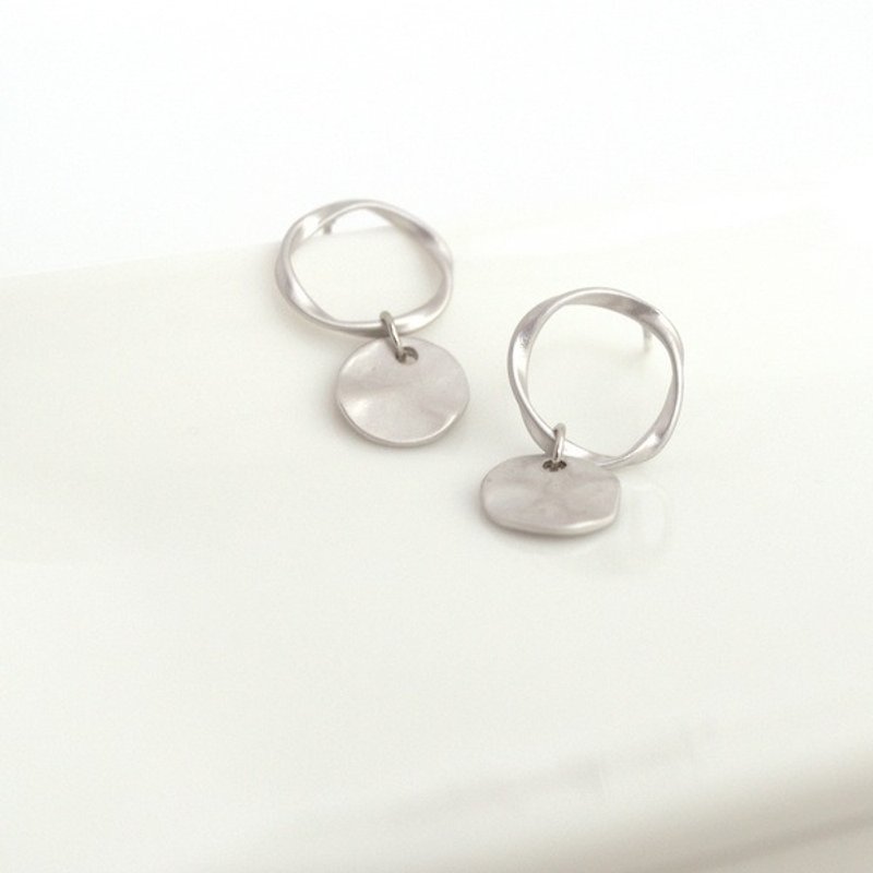 Earrings / Mobius Strip Pierce (silver) / Earrings Silver - Earrings & Clip-ons - Other Metals Gray