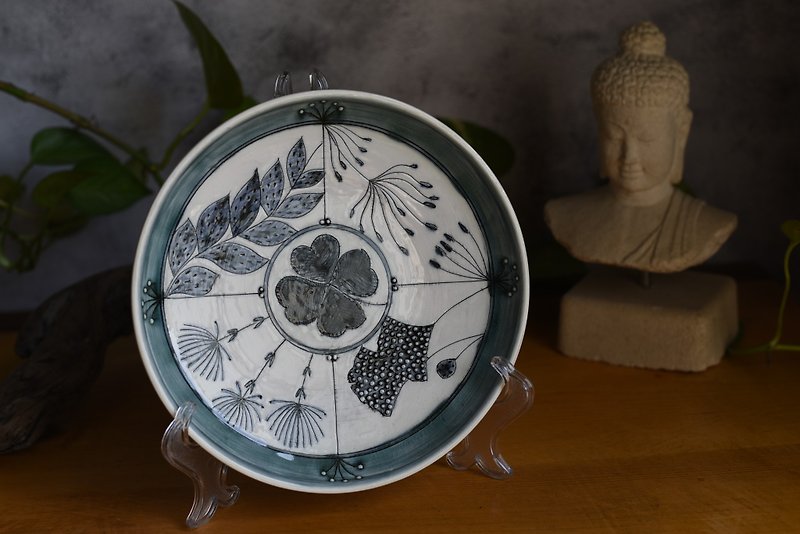 Vintage handmade carved pottery plate - จานและถาด - ดินเผา 