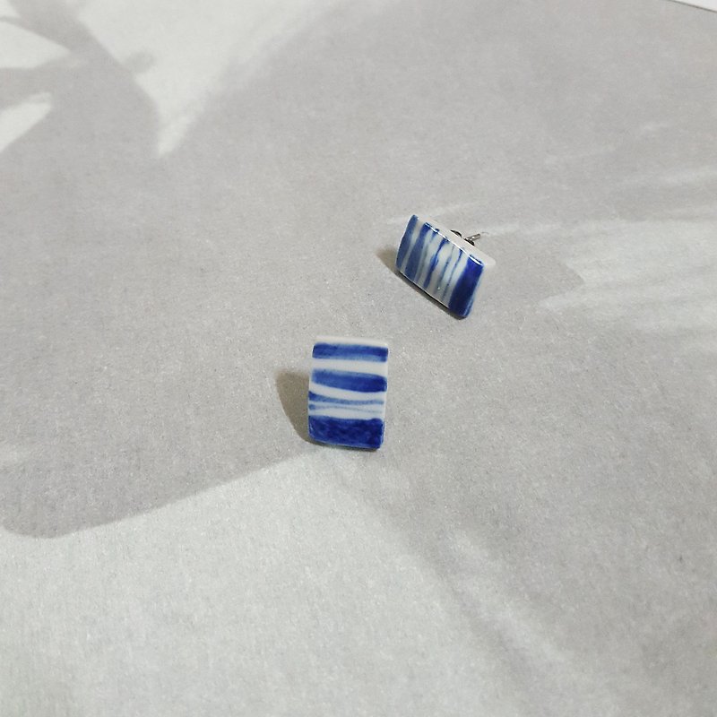 青花藍手繪條紋方型白瓷手工耳環/貼耳式耳環/耳釘/耳針/earrings - 耳環/耳夾 - 瓷 藍色