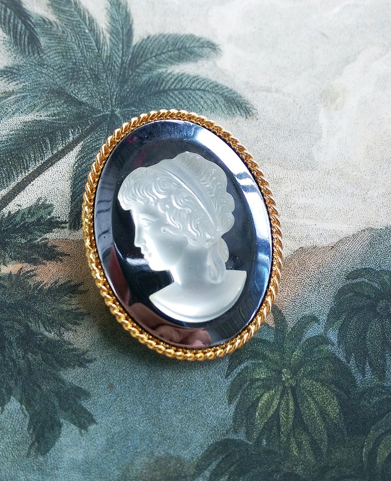 Vintage Jewelry 西洋古董飾品 淡雅 CAMEO 浮雕仕女 別針 - 徽章/別針 - 其他金屬 白色