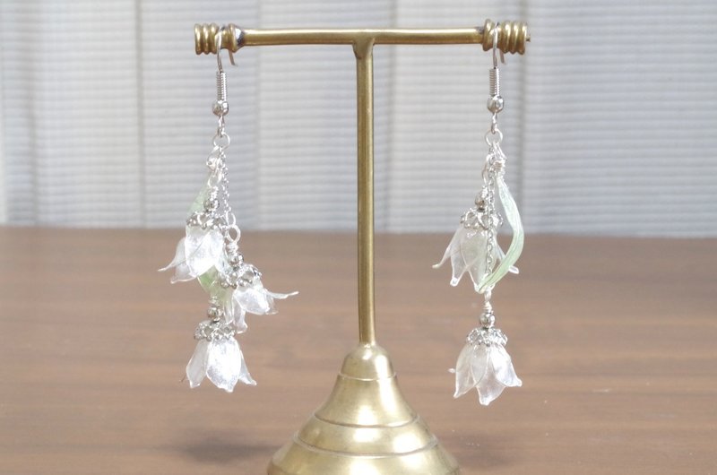 Dipped flower lily of the valley asymmetric earrings, translucent ver. - Earrings & Clip-ons - Other Materials White