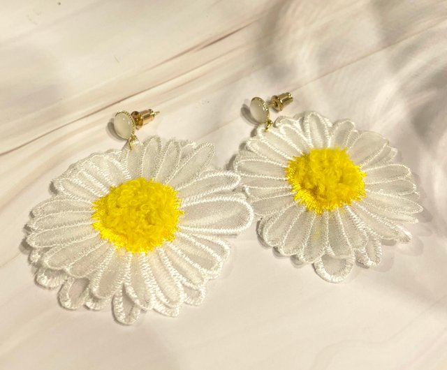 Big on sale daisy earrings